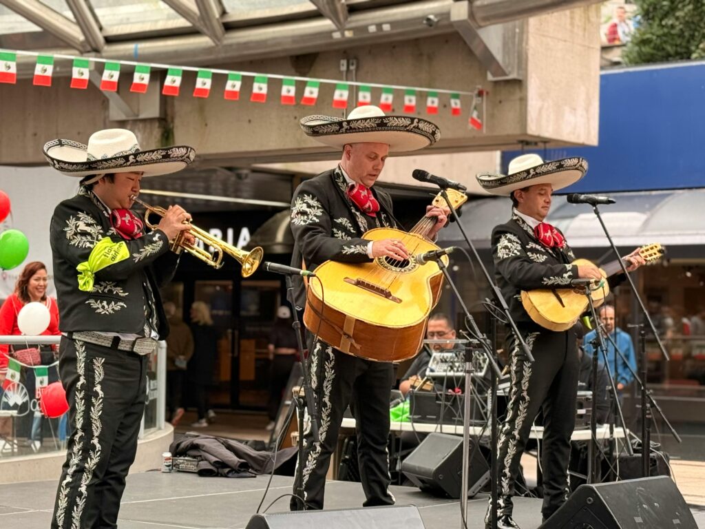 Grupo de mariachis mexicanos tocando con guitarras e instrumentos tradicionales