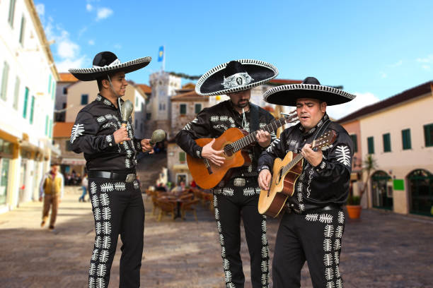 Imagen de músicos tocando instrumentos tradicionales mexicanos