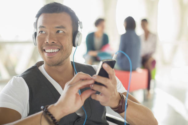 Oyentes disfrutando música mexicana más escuchada desde la app Radio Dosis